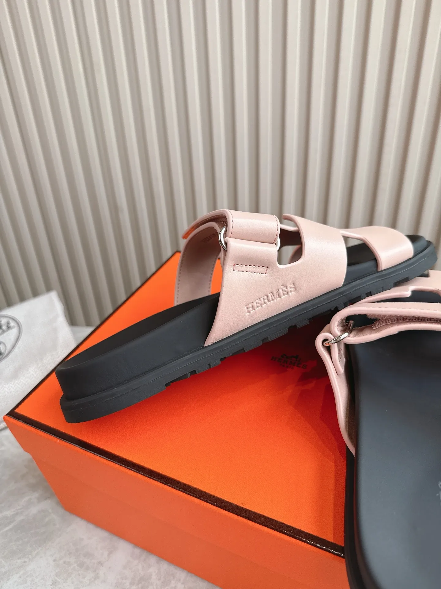 p480🐮🐮Couple model (top version) H family 2024 spring and summer new style HERMES Hermes' recently popular couple model pig nose angle sandals and slippers, paired with various colorful socks, popular. Upper: imported original deerskin (the genuine leather edging is not ordinary super migration). Lining: imported genuine leather. Outsole: Tpu non-slip and wear-resistant outsole. Size: Female 35-42 (40/42 non-returnable and non-exchangeable) Male size: 39-45 (45 non-refundable and non-exchangeable)